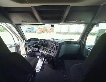 Freightliner Cascadia inside 